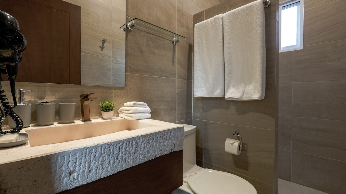 Private ensuite bathroom